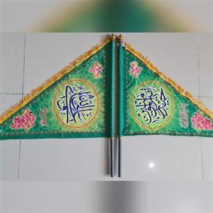 پرچم سه گوش دوطرفه علی(ع)اندازه 90در 64همراه با لوله پلاستیکی و سربیرقدوطرفه ریشه دار اعلا بامتن یک طرف علی ولی الله