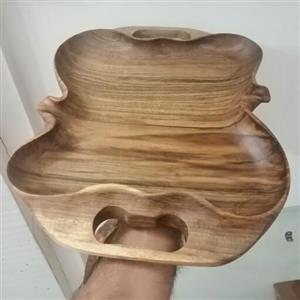 سینی دست ساز روستیک. مناسب برای میوه، چای، تنقلات، ساخته شده از چوب زیبای گردو