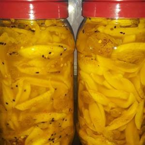 ترشی انبه با کشمش وپره زردآلو