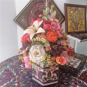 کاور گلدان  پته دوزی شده  پر و تکمیل شده با گل های مصنوعی خارجی