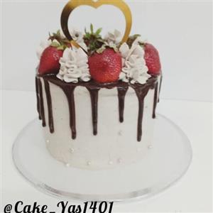 کیک تولد شکلاتی با تزیین زیبای توت فرنگی...برای کسانی که کیک شکلاتی دوست دارن