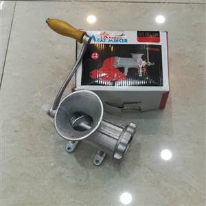چرخ گوشت دستی چدنی شماره 12 مدل 4 پیچ و مهره شو رو میز