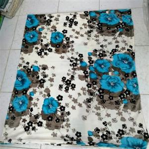 پتو ژله ای دونفره طرح العروس در 6رنگ زمینه سفید رنگ گل های بنفش. سبز و...
