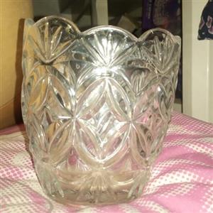 ظرف جای کارد و چنگال روی میز مبل