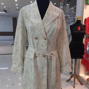 مانتو لنین، گرم بالا، گلدار،مناسب مجلسی و مهمانی و همچنین پوشش روزمره،یقه لیزری،مچ دار،تک رنگ کرم،4دکمه،کمربند دار