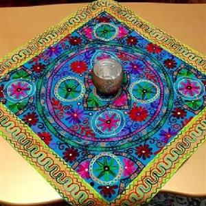 رومیزی مربع سوزن دوزی با پارچه کتان قابل شستشو،  با طرح گلهای بهاری یک طرح و نمونه بی نظیر