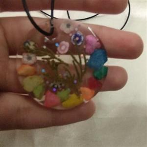 گردنبند رزینی گل ها