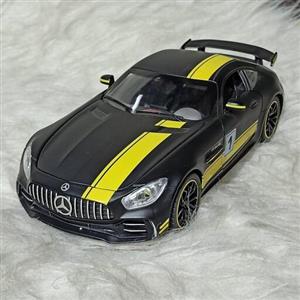 ماکت ماشین فلزی مرسدس بنز  AMG مقیاس 1.24 برند chezhi رنگ مشکی زرد 4درب بازشو