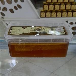 عسل با موم معمولی در بسته بندی ظرف پلاستیکی داریک 