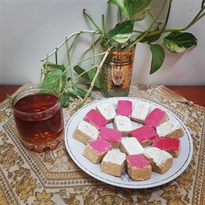 شیرینی نخودچی لاته مخلوط به وزن خالص 900گرم تهیه شده توسط بنده صاحب غرفه خانه شیرینی