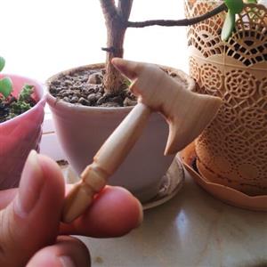 پلاک چوبی تبر  سایز متوسط بسیار مقاوم و دست ساز مناسب برای گردنبند و جاکلیدی  و ...