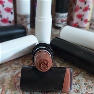 رژ لب جامد  گیاهی بدون سرب، مدل گل رز ، رنگ عنابی