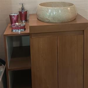 روشویی کابینتی طرح چوب تمام پی وی سی سایز 70 در40 با کاسه سنگی به همراه آیینه باکس