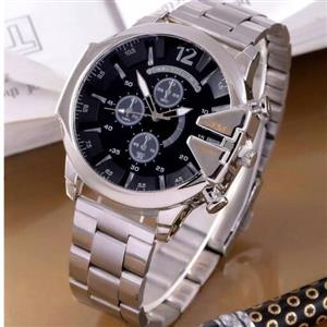 ساعت مردانه دیزل شاخدار نقره ای صفحه سفید و مشکی طرح سه موتور بدنه استیل رنگ ثابت کیفیت عالی موتور