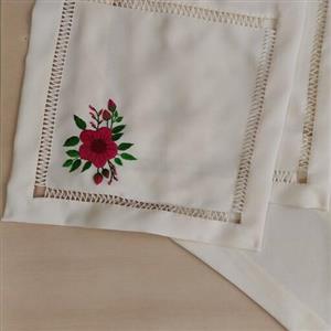 ست رانر و 4 عدد رومیزی عسلی ژوردوزی و گلدوزی شده با دست پارچه گونی بافت 24 کانت و نخ گلدوزی دمسه فرانسوی