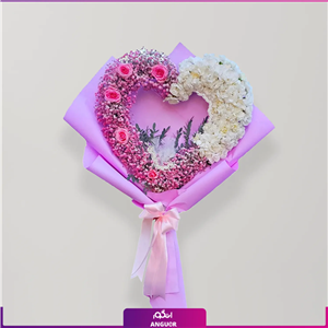 دسته گل قلب عاشقانه با میخک و ژیپسوفیلا و رز مینیاتوری