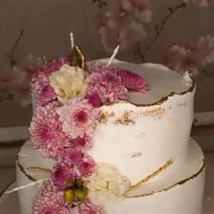 کیک با گل طبیعی