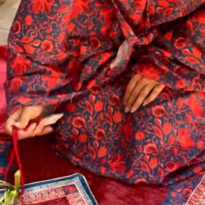 سجاده جانماز مخمل همراه با ساک از گل خود سجاده جنس مخمل آستر دار با چادر کدری نخی مدل کیسه ای رنگ ثابت قابل شستشو