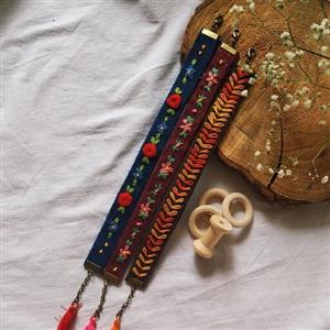 پابند گلدوزی شده از برند ترنج گالری...روی نمد گلدوزی شده و بوسیله زنجیر سایز پابند قابل تغییر است