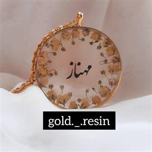 گردنبند اسم با گل های عروس سفید و قاب برنجی