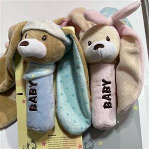 عروسک بوقی مخمل جغجغه مخمل رنگ ابی صورتی خرگوش گوش دراز