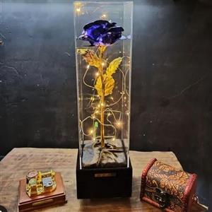رز مصنوعی آبی با پایه مخملی مشکی باکس مدل تندیسی با ریسه آفتابی