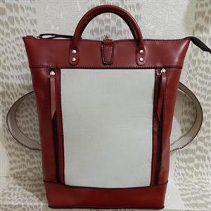 کیف زنانه دستی و کوله پشتی دوکاره ترکیب چرم و برزنت قابل استفاده در تمام کارهای روزمره