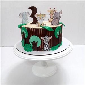 کیک 2کیلویی وانیلی تم حیوانات با فیلینگ ویژه(3لایه موز،گردو و شکلات چیپسی 