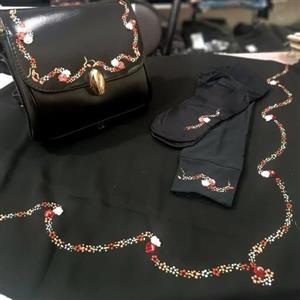 ست کیف چرمی و روسری و ساق دست و جوراب کار شده روبان دوزی و نقاشی در دو مدل