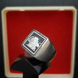 انگشتر نقره مردانه کد 109 تمام نقره سیاه قلم حکاکی روی نگین طرح خاص وزن 21 گرم سایز حدود 63 الی 54 نقره عالی مهر تهران