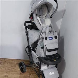 سرویس کالسکه چهار تکه  نوزاد با اسکلت ارابه  مدل CHICCO1شامل کالسکه کیف کریر و روروئک