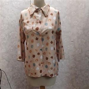 شومیز مجلسی طرح دار چاپی توپی  با زمینه نسکافه ای فری سایز تا سایز 42 ارسال رایگان