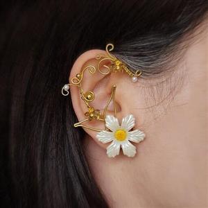 ایرکاف بابونه 1 ( اکسسوری  ایر کاف  کاف گوش  گوشواره  لاله گوشی  گوشواره بدون نیاز به سوراخ گوش  گل بابونه  سفید گلدار)