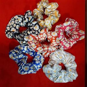 کش مو. پارچه ای.  مناسب موهای بلند و تو پر  طرح گل بابونه