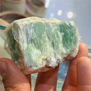 راف یشم طبیعی سنگ سبز طبیعی سنگ چاکرا قلب سنگ یشم معدنی راف اونتورین سنگ ماه تولد سنگ چاکرا خورشیدی تراش سنگ یشم رگه دار