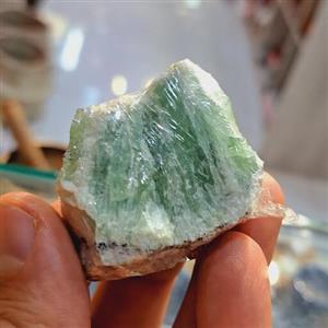 راف یشم طبیعی سنگ سبز طبیعی سنگ چاکرا قلب سنگ یشم معدنی راف اونتورین سنگ ماه تولد سنگ چاکرا خورشیدی تراش سنگ یشم