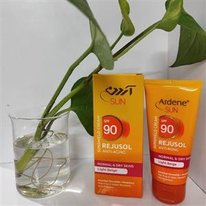 کرم پرفروش ضدآفتاب آردن.spf90.باخاصیت ضدچروک.رنگی.بژروشن.مناسب پوست های معمولی و خشک 