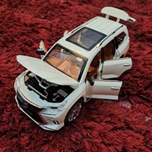 ماکت لکسوس LX570 فلزی عقب کش 6 درب بازشو برندچژی صداوچراغ دار بدون جعبه