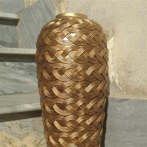گلدان حصیری کنار سالنی