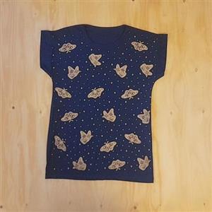 بلوز زنانه ، طرح پروانه ای طلایی براق ، مروارید دوزی شده ، جنس ونیزیا ، بسیار شیک و لطیف و زیبا ، مناسب سایز 38 تا 44