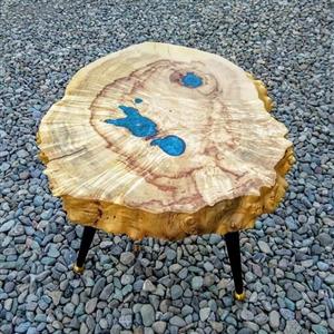 عسلی ساخته شده از جوش افرا ، حفره ها با رزین پر شده ، روستیک ، حالت طبیعی چوب حفظ شده ، پایه مخروطی رنگ کوره مشکی مات