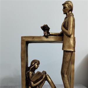 مجسمه دکوری دختر کتابخوان
