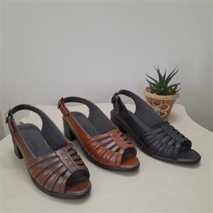 کفش تابستانه زنانه بسیار شیک و راحت مناسب استفاده روز مره و مهمانی ها طرح دار و خوش پا  دارای پاشه ی 3 سانت