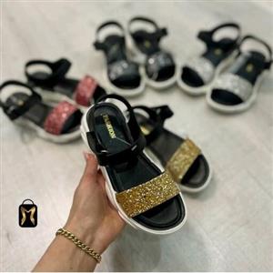 صندل دخترانه ژله ای.نرم.قابل شستشو و ضد لغزش.پاخور شیک و راحت سایز(25الی35)