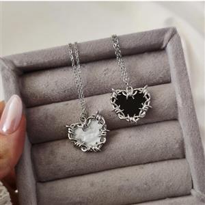 گردنبند قلب سیم خاردار  مشکی