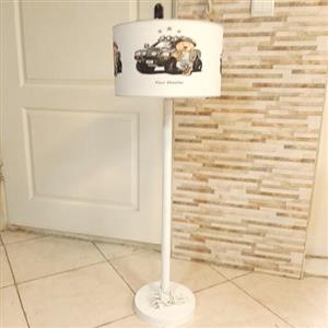 آباژور کنار سالنی اتاق کودک