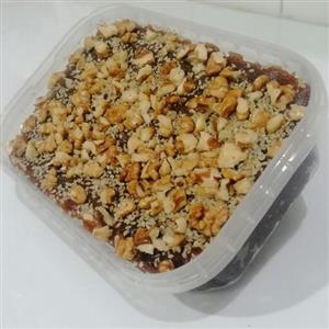 حلوا خرمایی بوشهری  با مغز گردو و کنجد  تازه و تمیز درجه 1 محصولی فوق العاده عالی