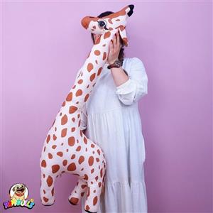 عروسک زرافه ایستاده