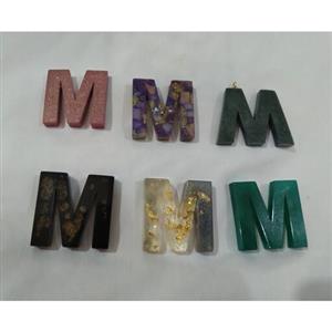 جاسوییچی و جاکلیدی حرف M همراه حلقه و اتصالات قابل استفاده برای آویز ماشین و آویز کیف و گردنبند