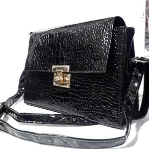 کیف دوشی جادار و زیبا ویژه بانوان عزیز  چرم صنعتی (ورنی طرحدار)